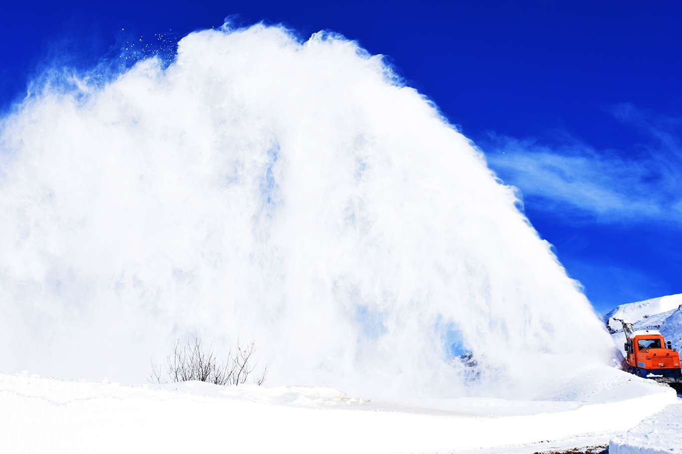Bitlis'te kapanan köy yollarının açılması için yoğun mesai harcanıyor
