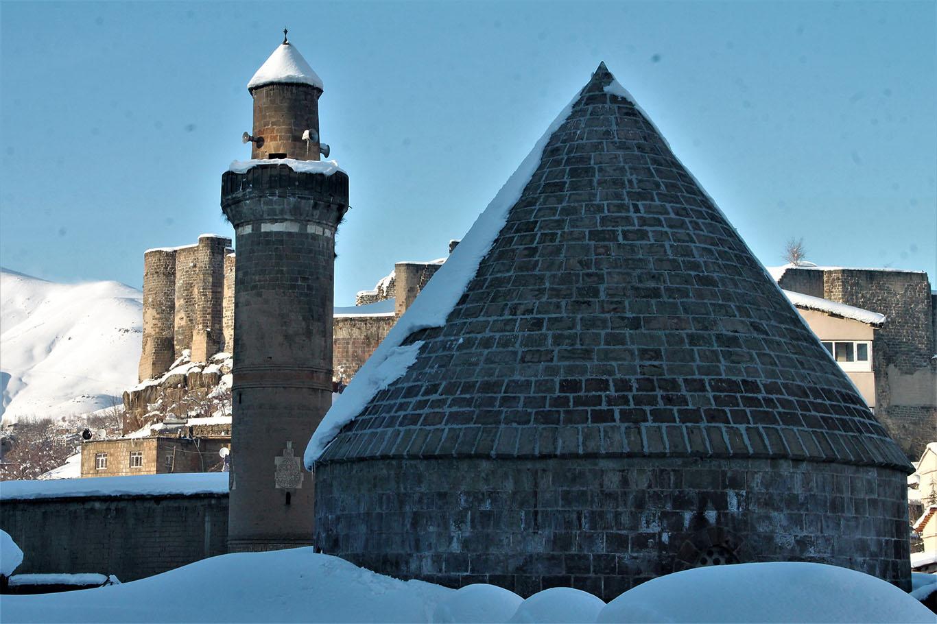 Bitlis’te kar yağışının ardından kartpostallık görüntüler oluştu