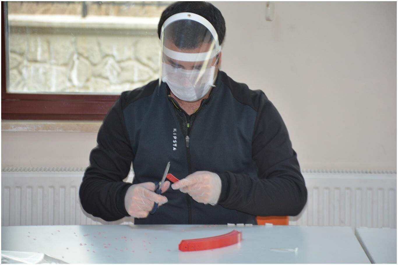 Bitlis’te gönüllü gençler tarafından üretilen siperli maskeler dağıtılıyor