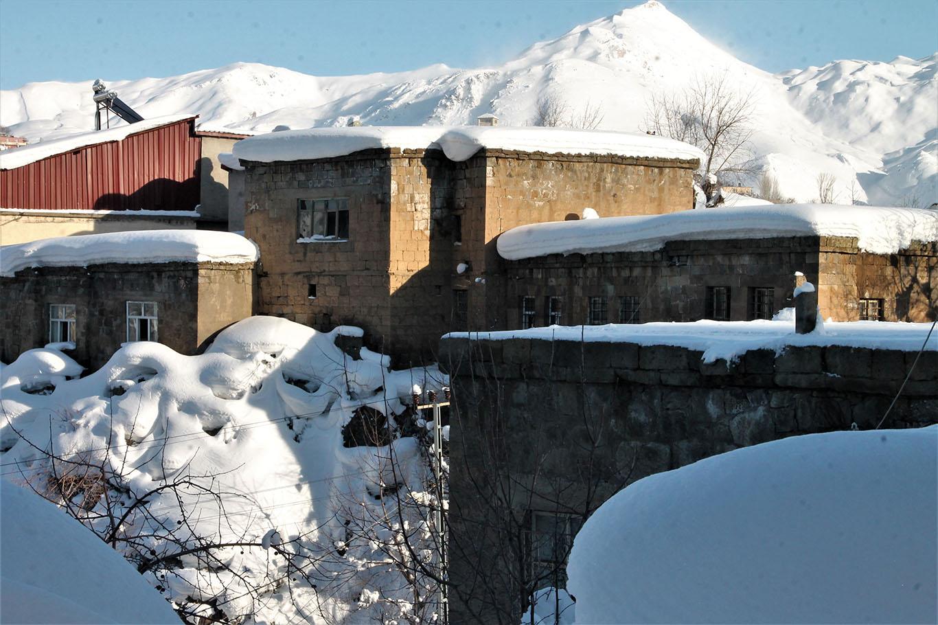 Bitlis’te kar yağışının ardından kartpostallık görüntüler oluştu