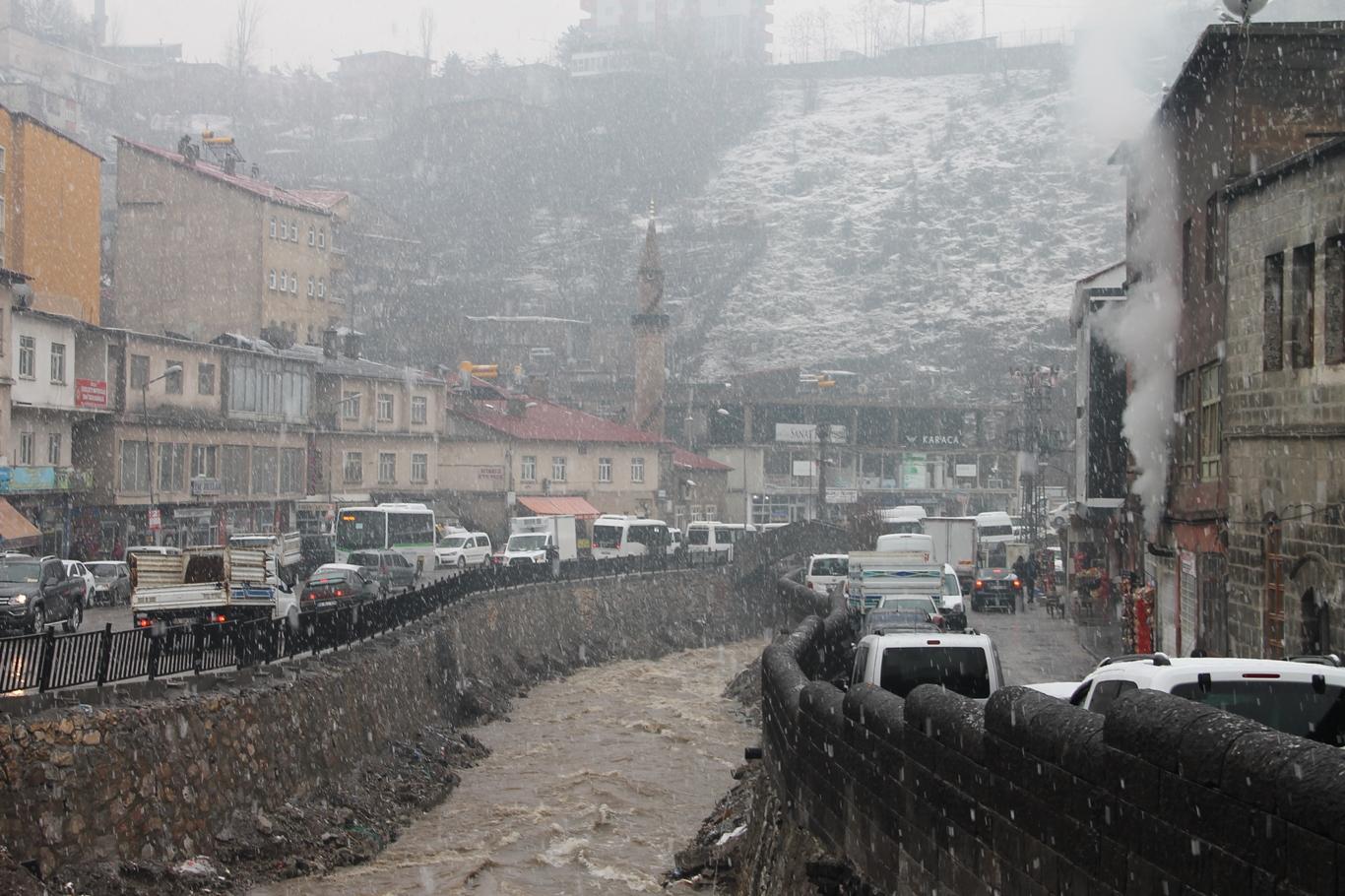 Bitlis’te aralıklarla kar yağışı devam ediyor