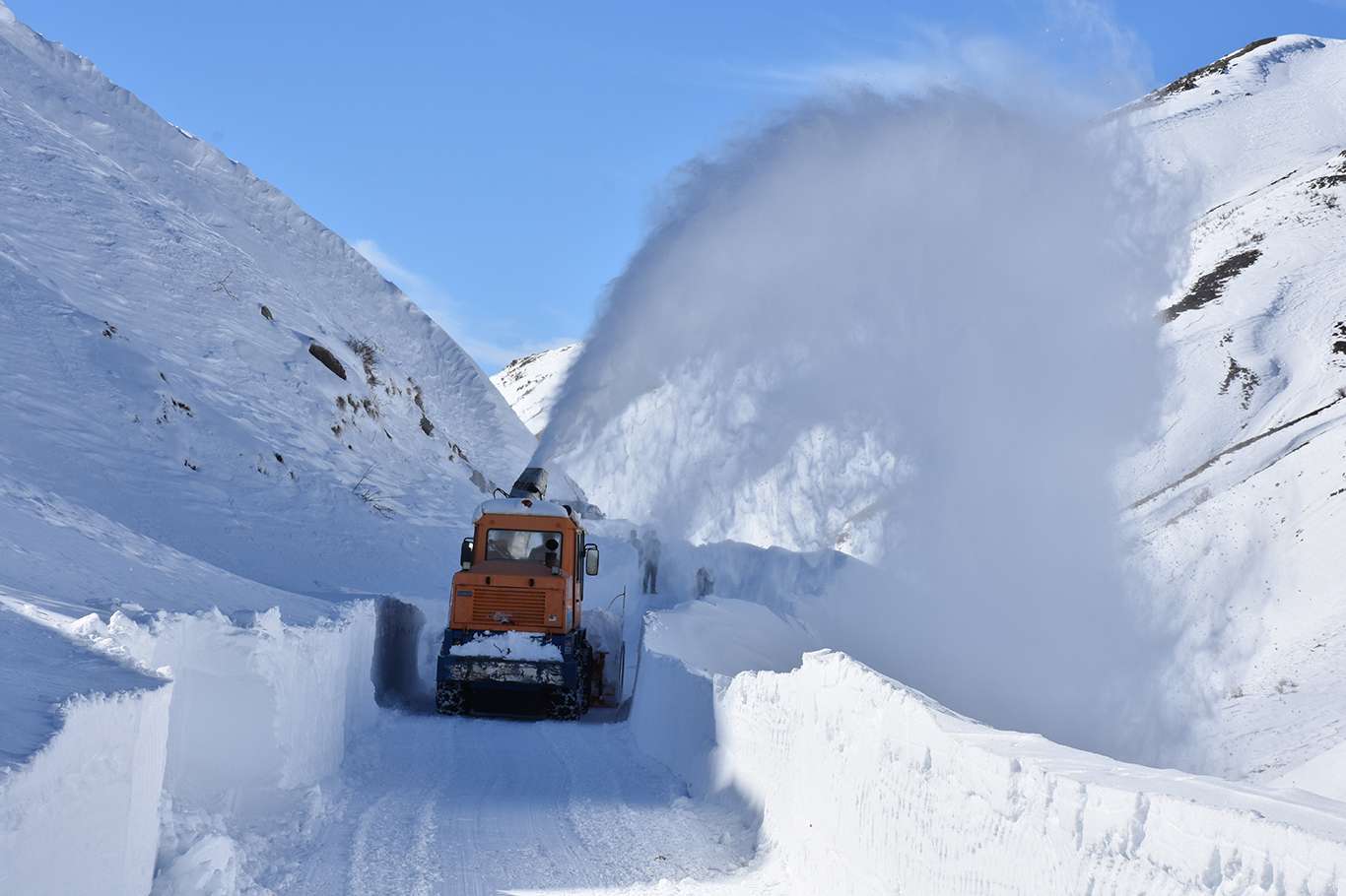 Bitlis'te kapanan köy yollarının açılması için yoğun mesai harcanıyor