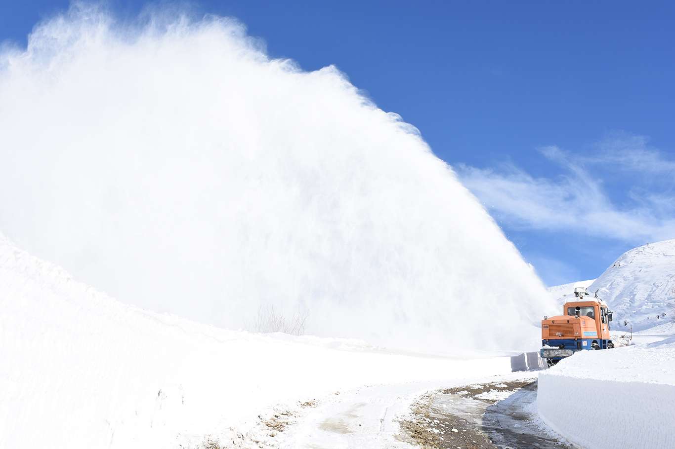 Bitlis'te kapanan köy yollarının açılması için yoğun mesai harcanıyor