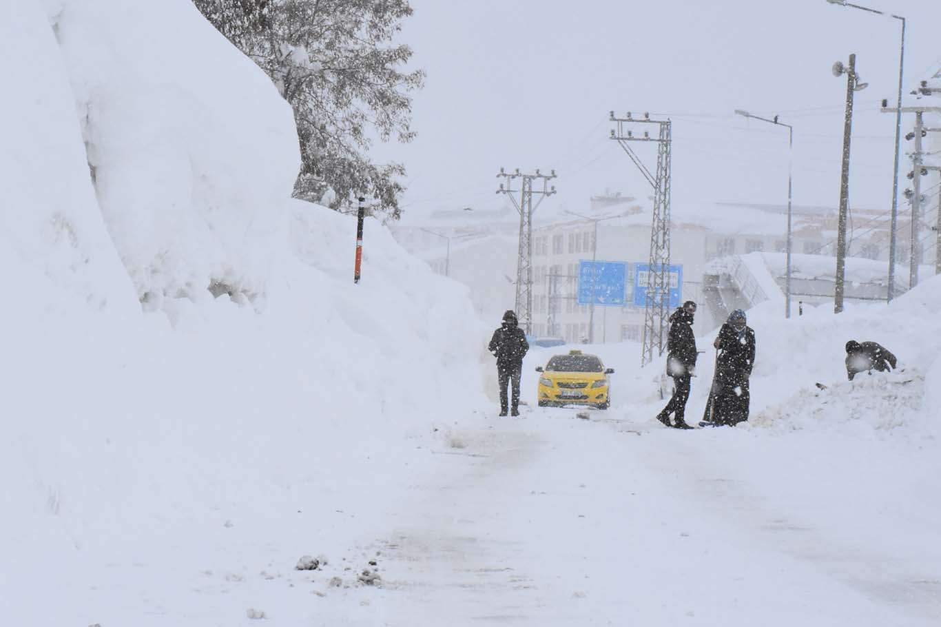Bitlis’te araçlar kara gömüldü, vatandaşlar tünel açarak evlerine giriyor