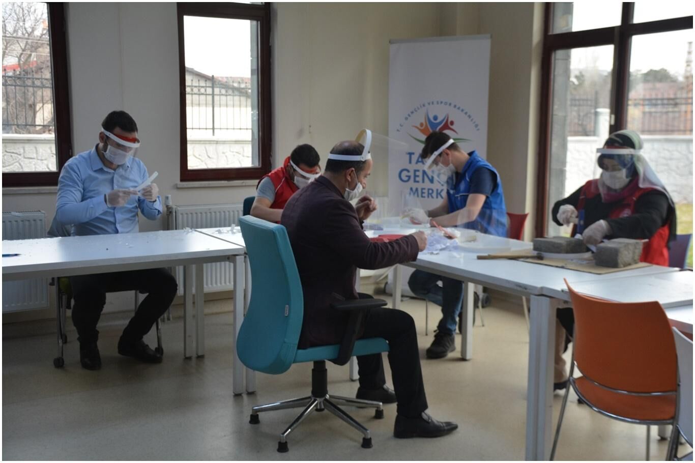 Bitlis’te gönüllü gençler tarafından üretilen siperli maskeler dağıtılıyor