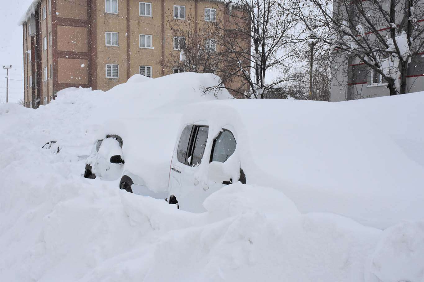 Bitlis’te araçlar kara gömüldü, vatandaşlar tünel açarak evlerine giriyor