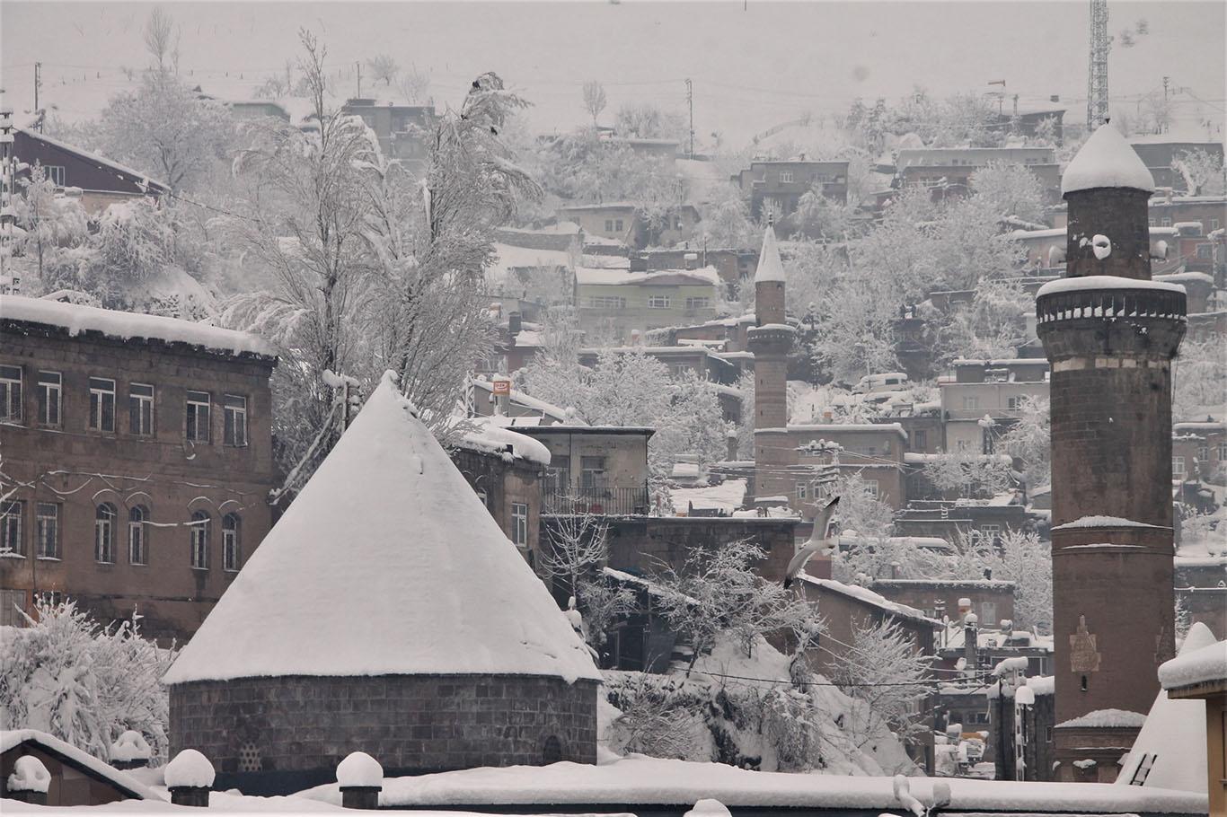 Bitlis’te kar yağışının ardından kartpostallık görüntüler oluştu