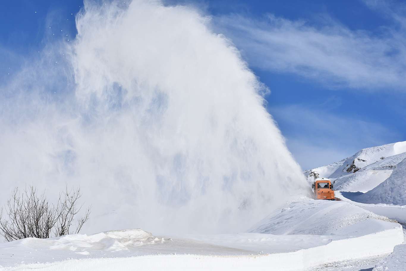 Bitlis'te kapanan köy yollarının açılması için yoğun mesai harcanıyor