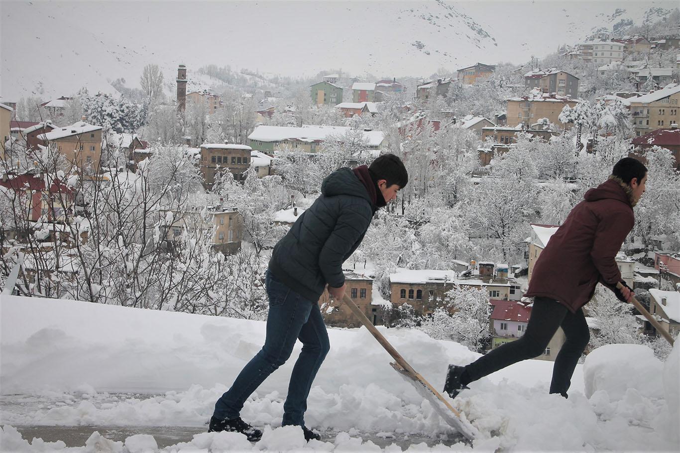 Bitlis’te kar yağışının ardından kartpostallık görüntüler oluştu