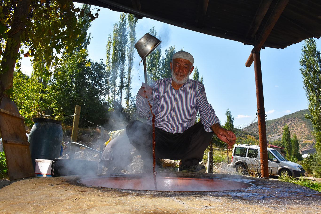 Bitlis'te imece usulüyle yapılan pekmez yoğun ilgi görüyor