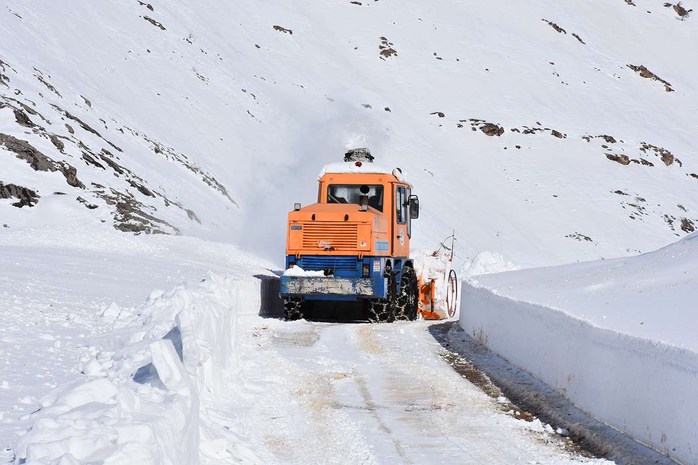Bitlis'te kapanan köy yollarının açılması için yoğun mesai harcanıyor