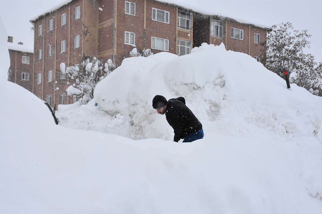 Bitlis’te araçlar kara gömüldü, vatandaşlar tünel açarak evlerine giriyor