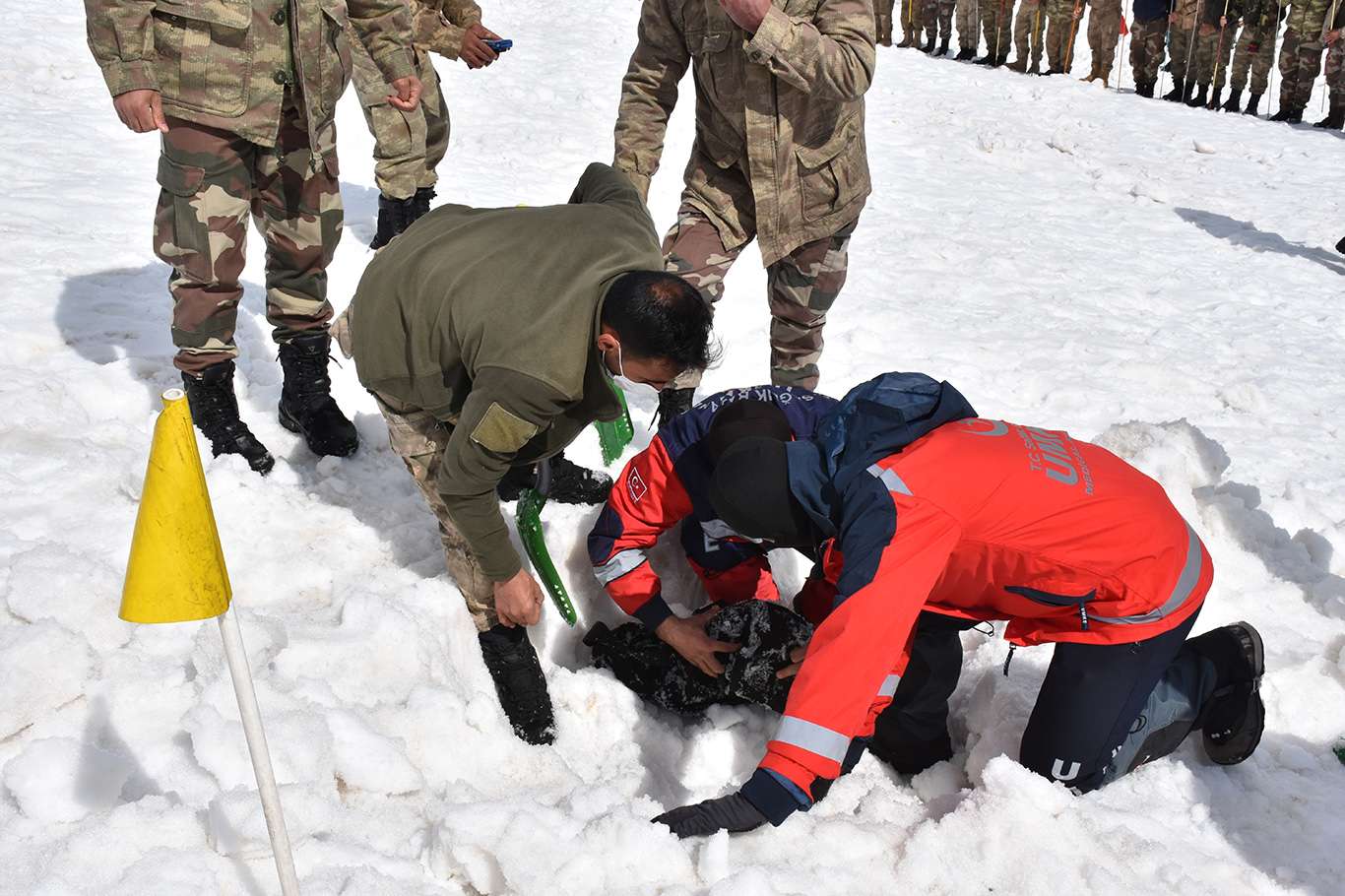 Bitlis'te güvenlik korucularına yönelik çığ tatbikatı