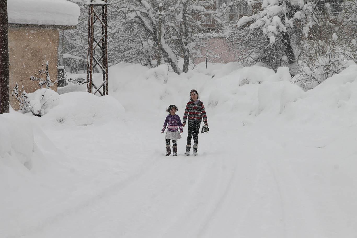 Yoğun kar yağışı ve tipi nedeniyle Bitlis’te adeta hayat durdu
