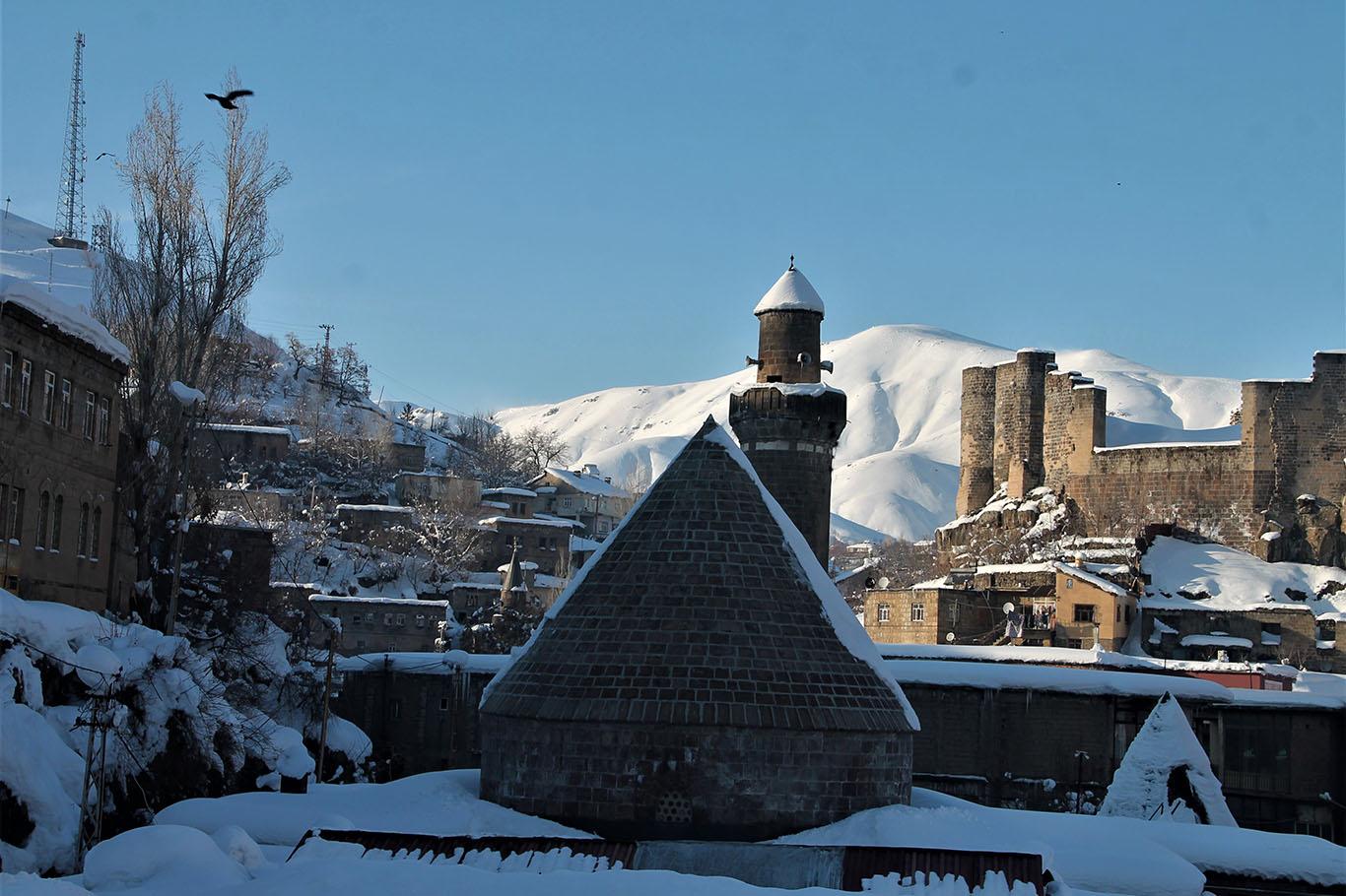 Bitlis’te kar yağışının ardından kartpostallık görüntüler oluştu