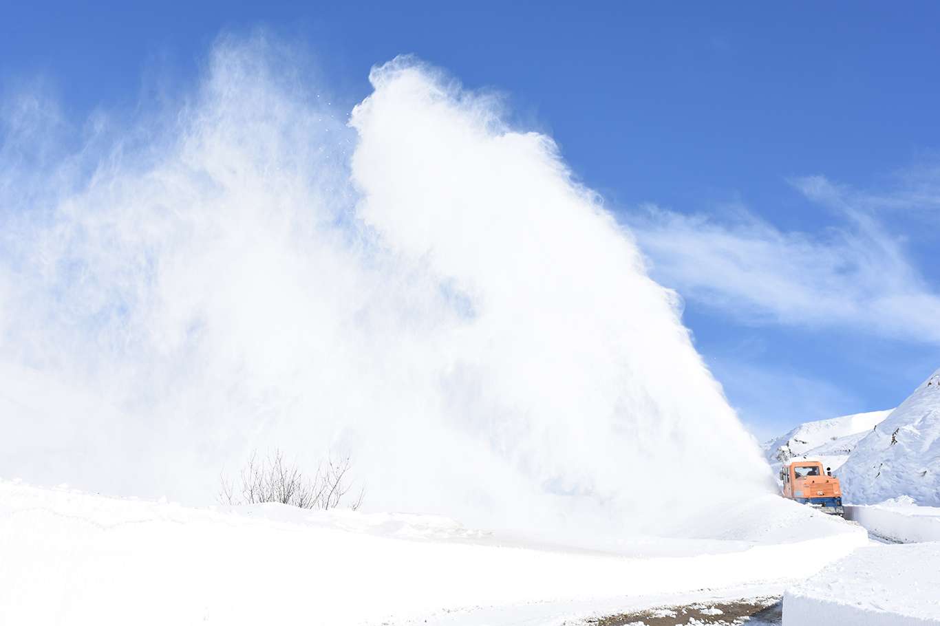 Bitlis'te kapanan köy yollarının açılması için yoğun mesai harcanıyor