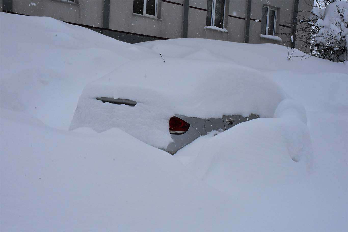 Bitlis’te araçlar kara gömüldü, vatandaşlar tünel açarak evlerine giriyor