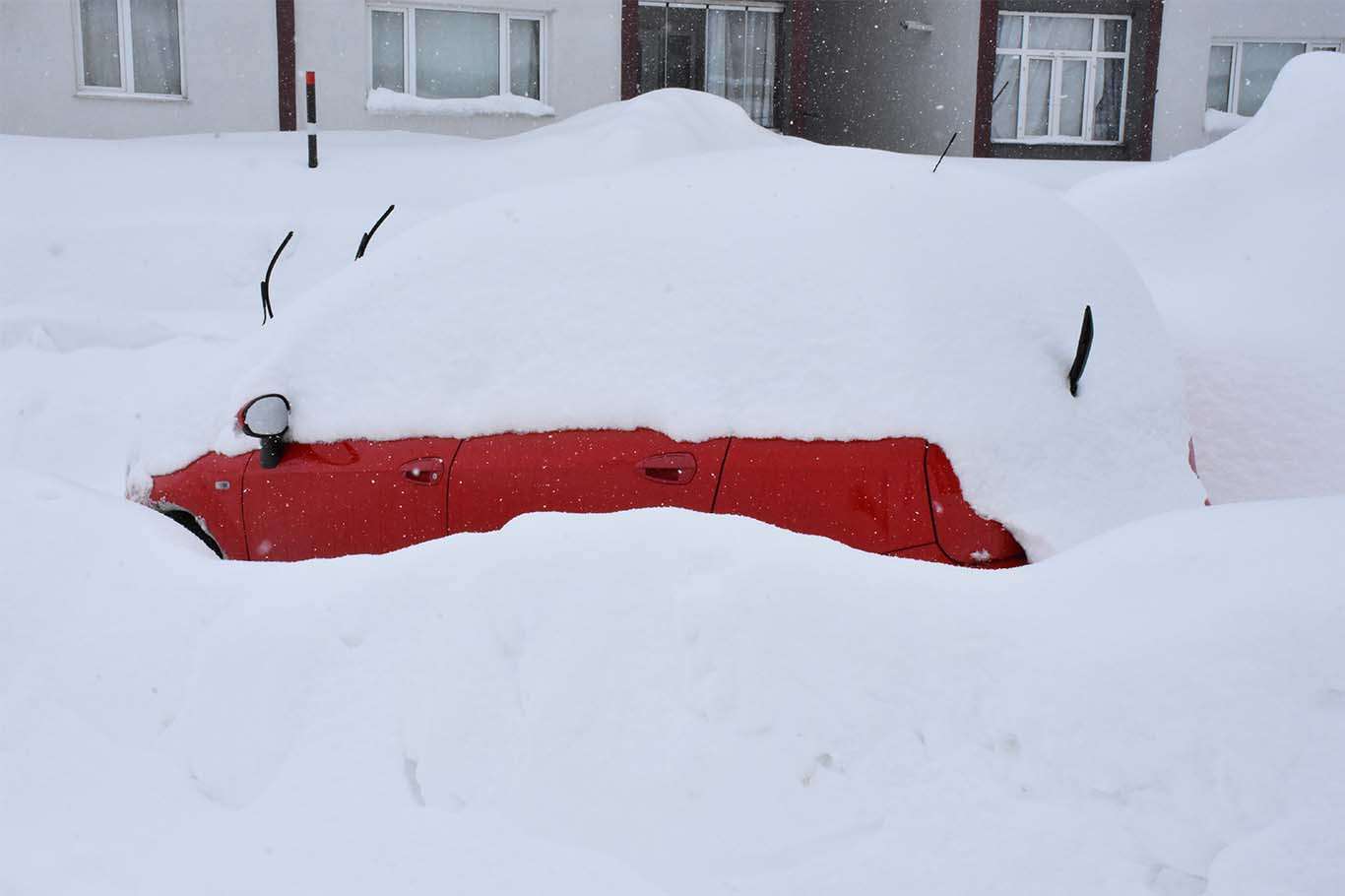 Bitlis’te araçlar kara gömüldü, vatandaşlar tünel açarak evlerine giriyor