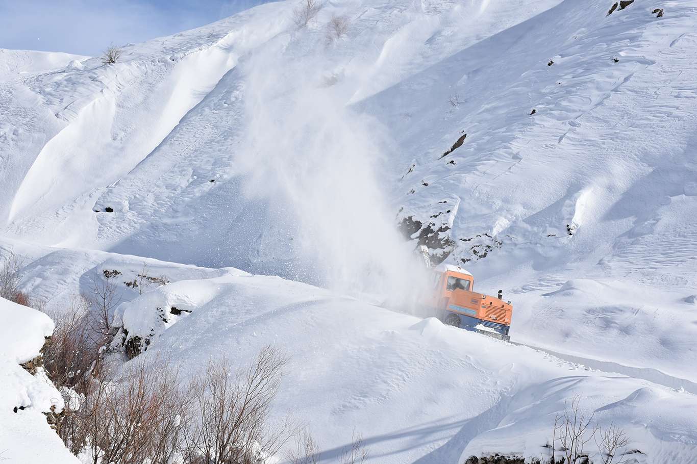 Bitlis'te kapanan köy yollarının açılması için yoğun mesai harcanıyor