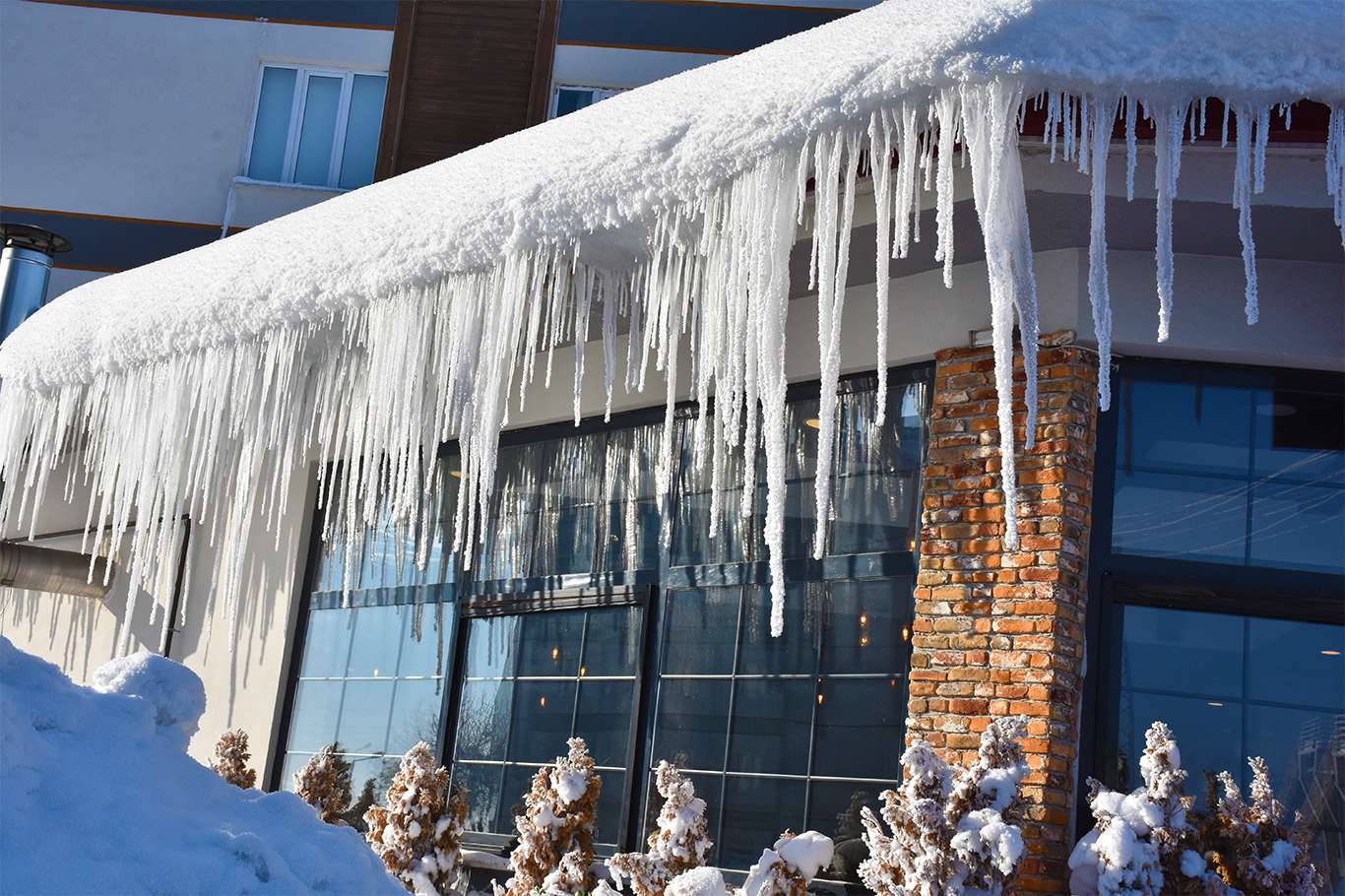 Bitlis'te hava sıcaklığı eksi 20 dereceye düşünce kartpostallık görüntüler oluştu