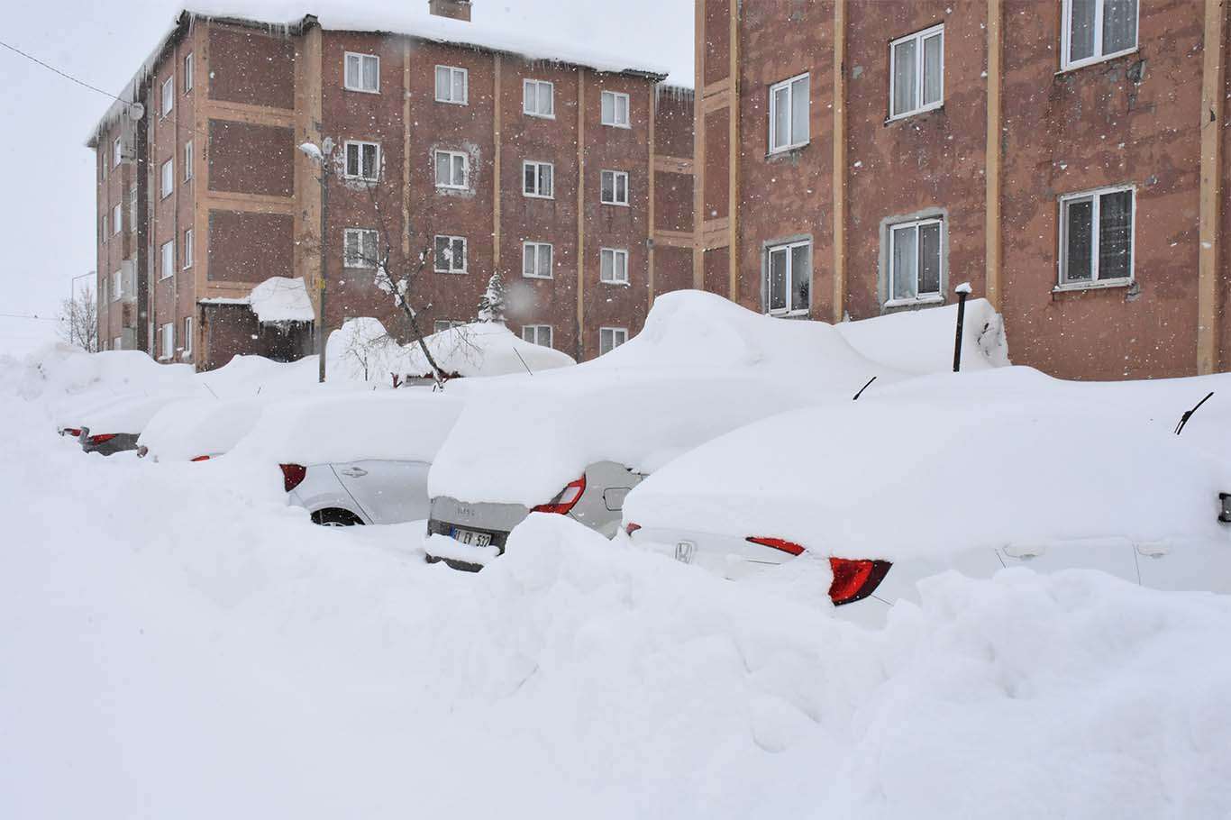 Bitlis’te araçlar kara gömüldü, vatandaşlar tünel açarak evlerine giriyor