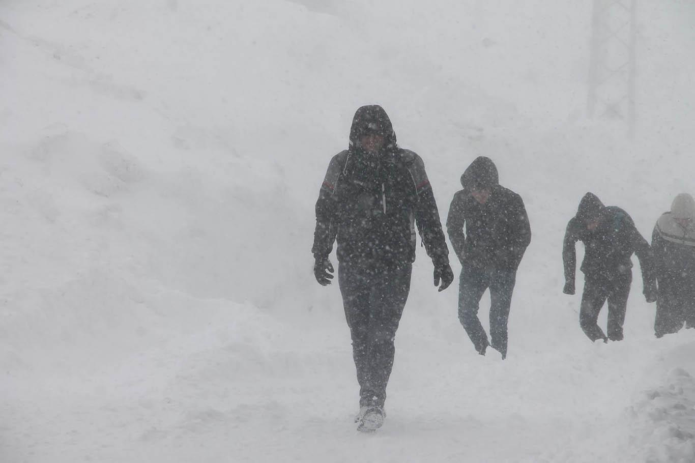 Yoğun kar yağışı ve tipi nedeniyle Bitlis’te adeta hayat durdu