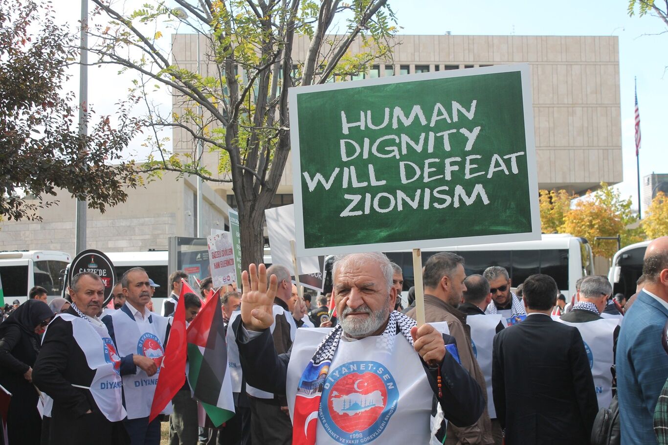 Din görevlilerinden, katliam ortağı ABD'nin Büyükelçiliği önünde Filistin'e destek eylemi