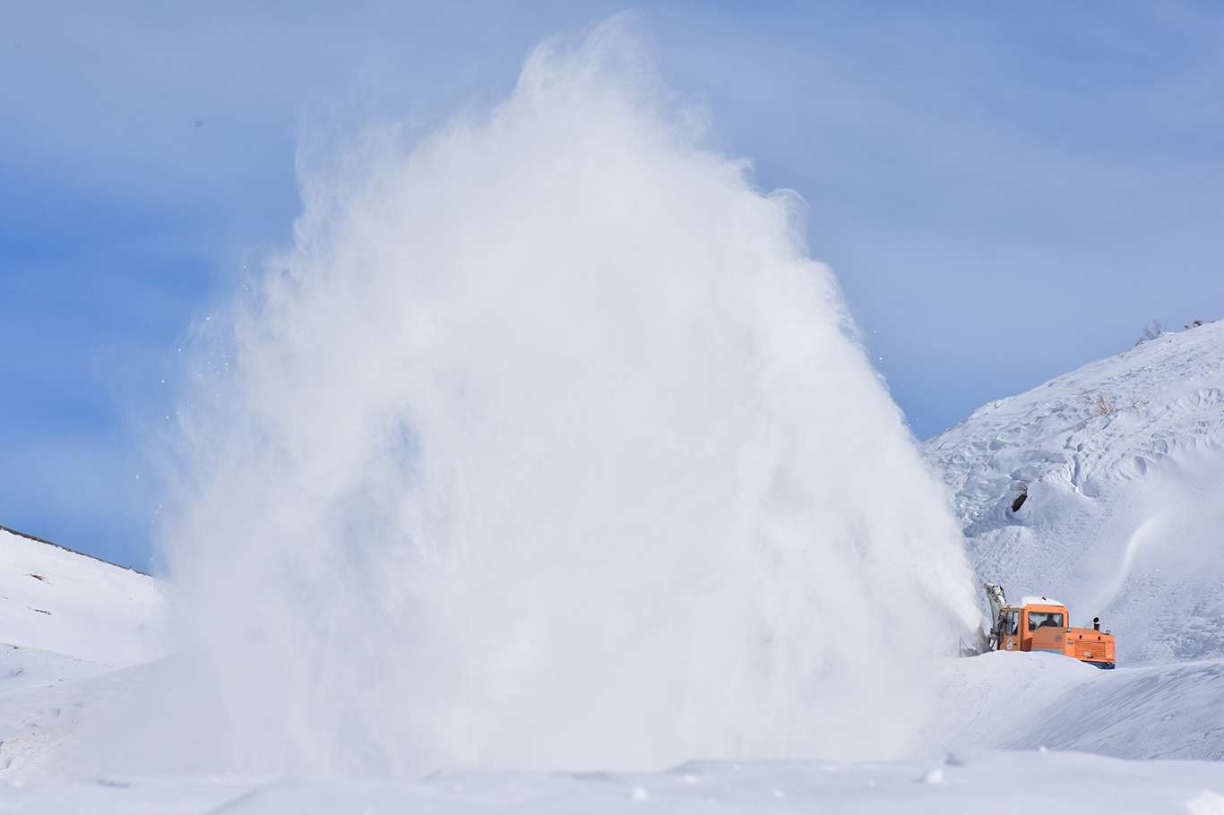 Bitlis'te kapanan köy yollarının açılması için yoğun mesai harcanıyor