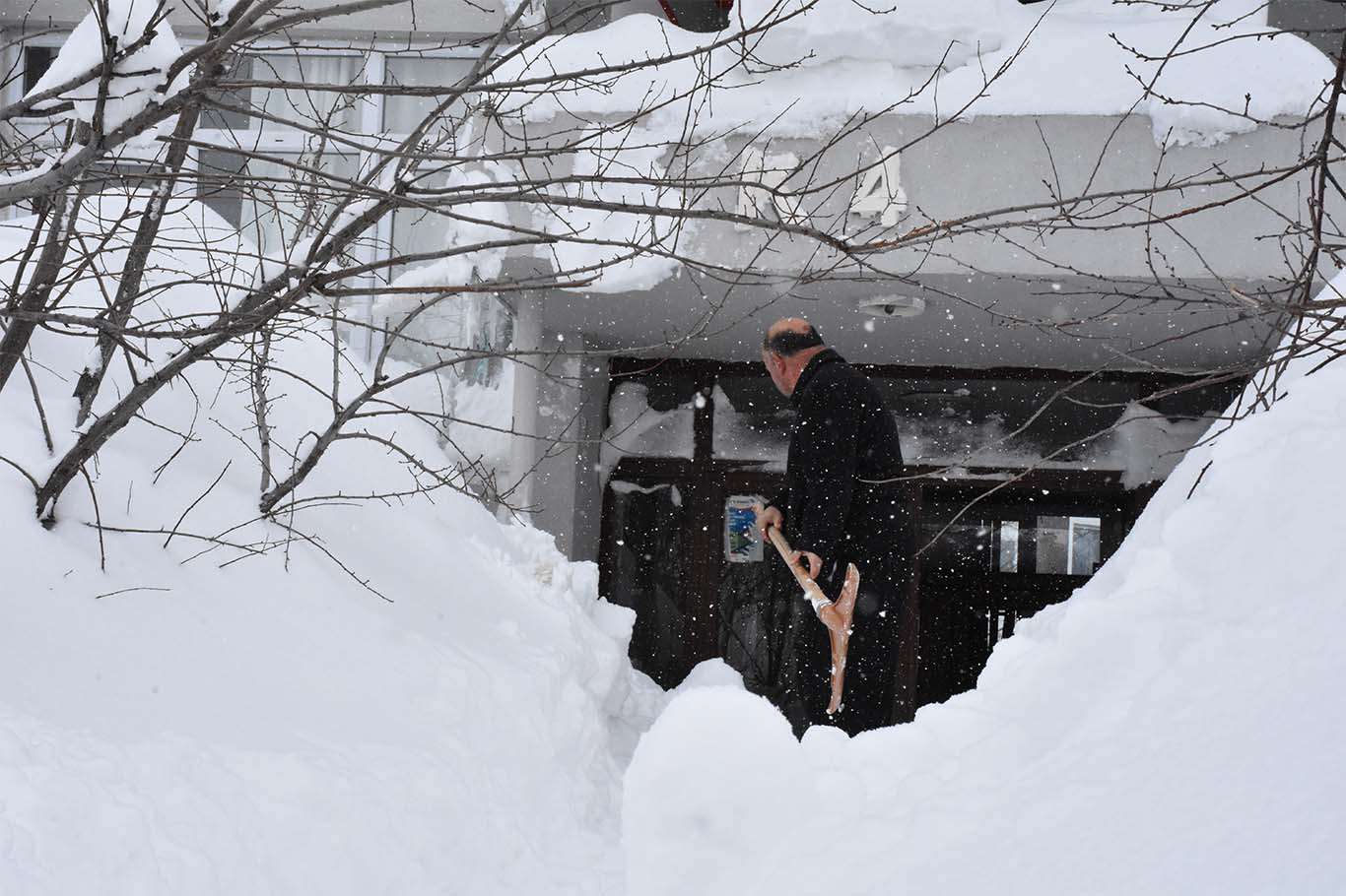 Bitlis’te araçlar kara gömüldü, vatandaşlar tünel açarak evlerine giriyor