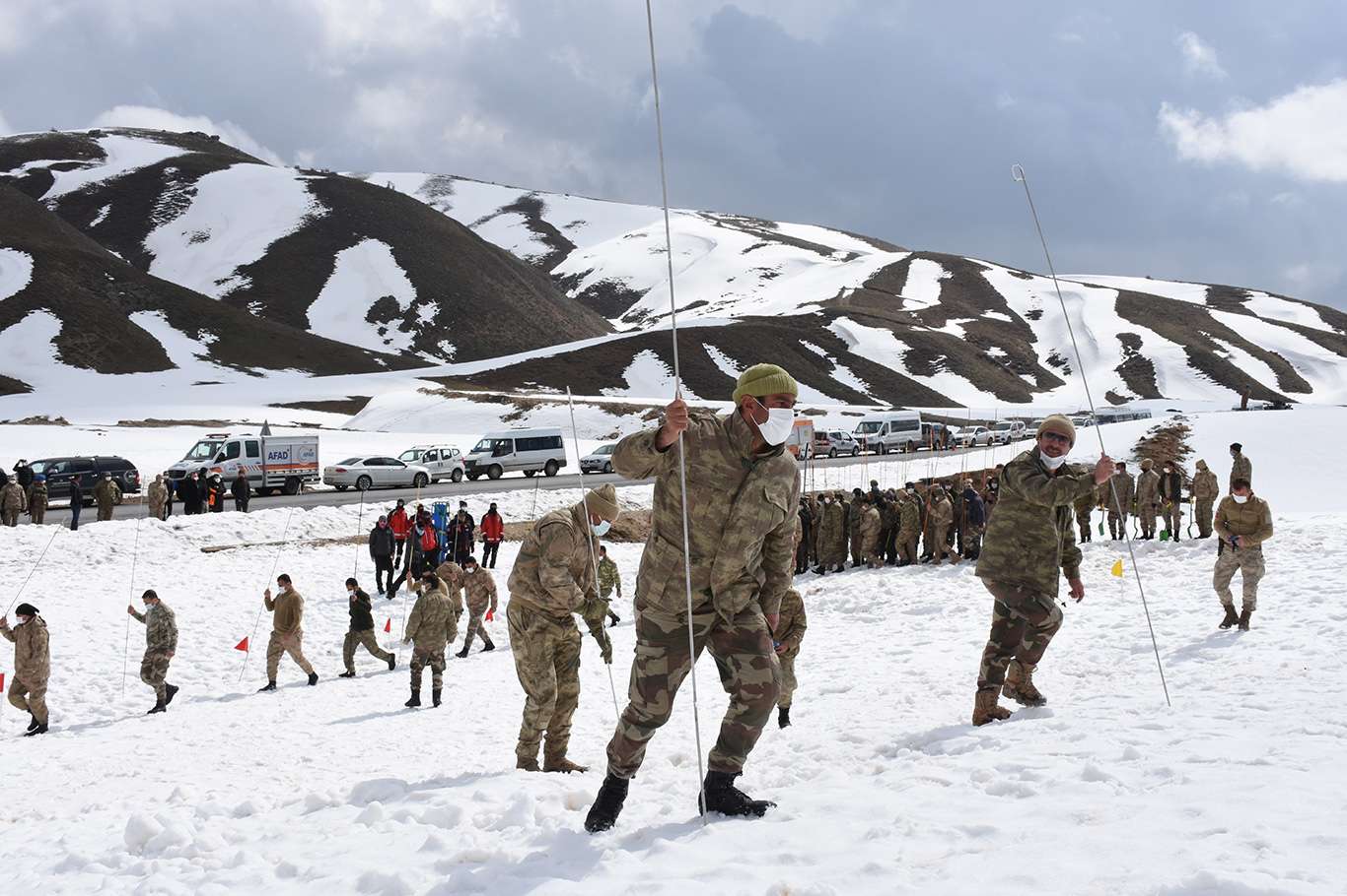 Bitlis'te güvenlik korucularına yönelik çığ tatbikatı