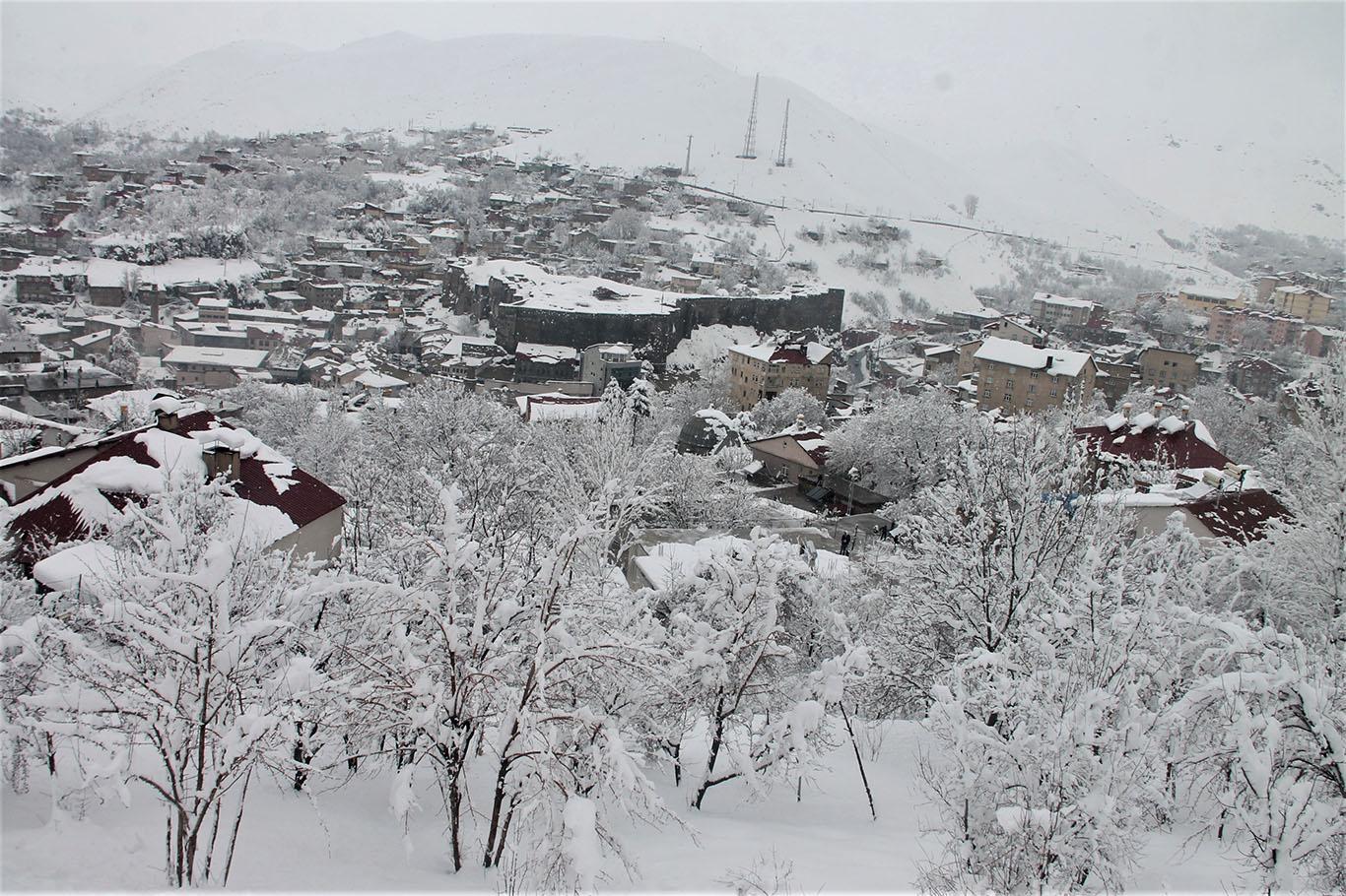 Bitlis’te kar yağışının ardından kartpostallık görüntüler oluştu