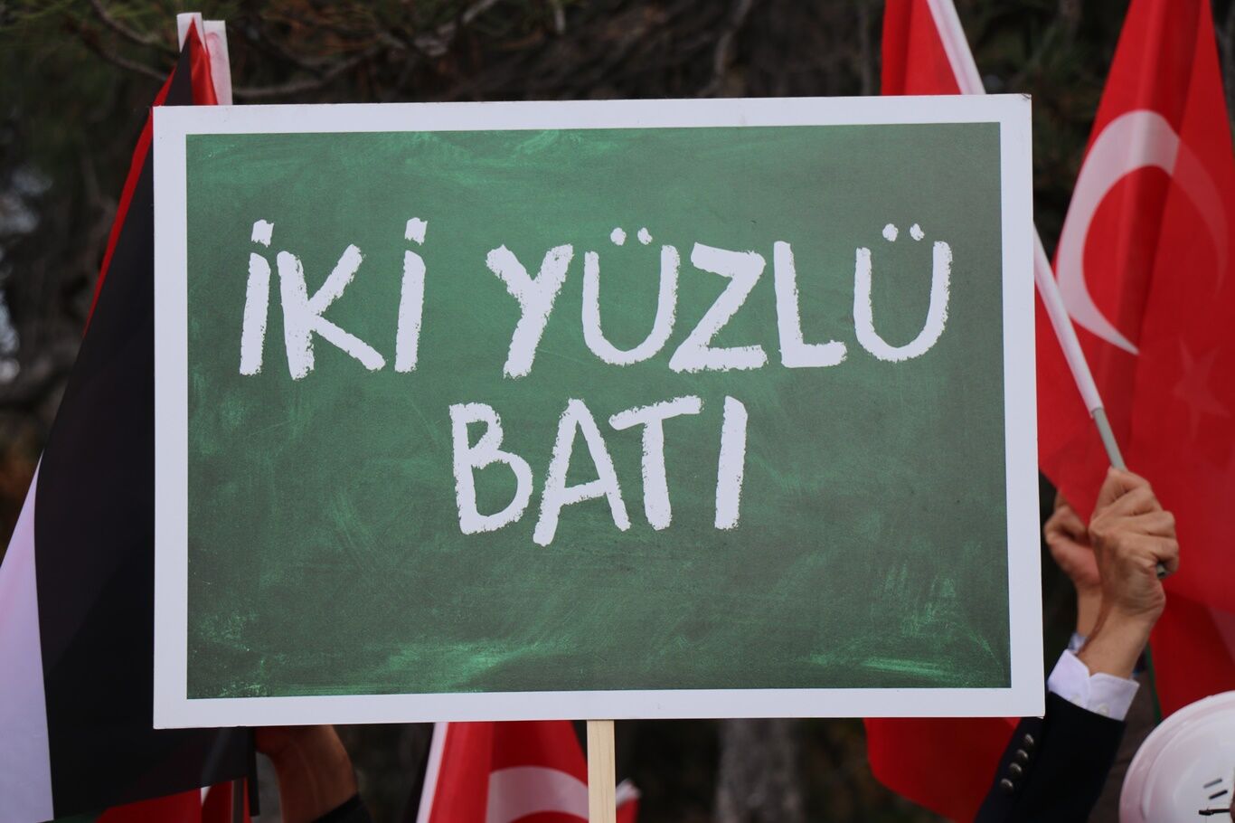 Sendikalardan, katliam ortağı İngiltere'nin Büyükelçiliği önünde Filistin'e destek eylemi