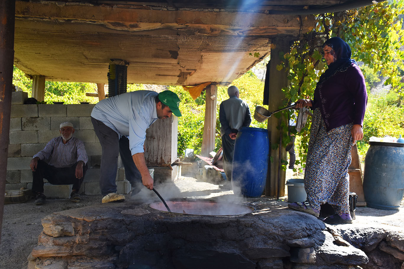 Bitlis'te imece usulüyle yapılan pekmez yoğun ilgi görüyor