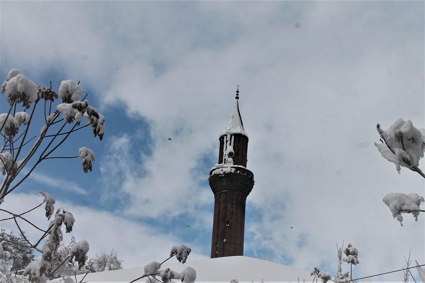 Bitlis’te kar yağışının ardından kartpostallık görüntüler oluştu