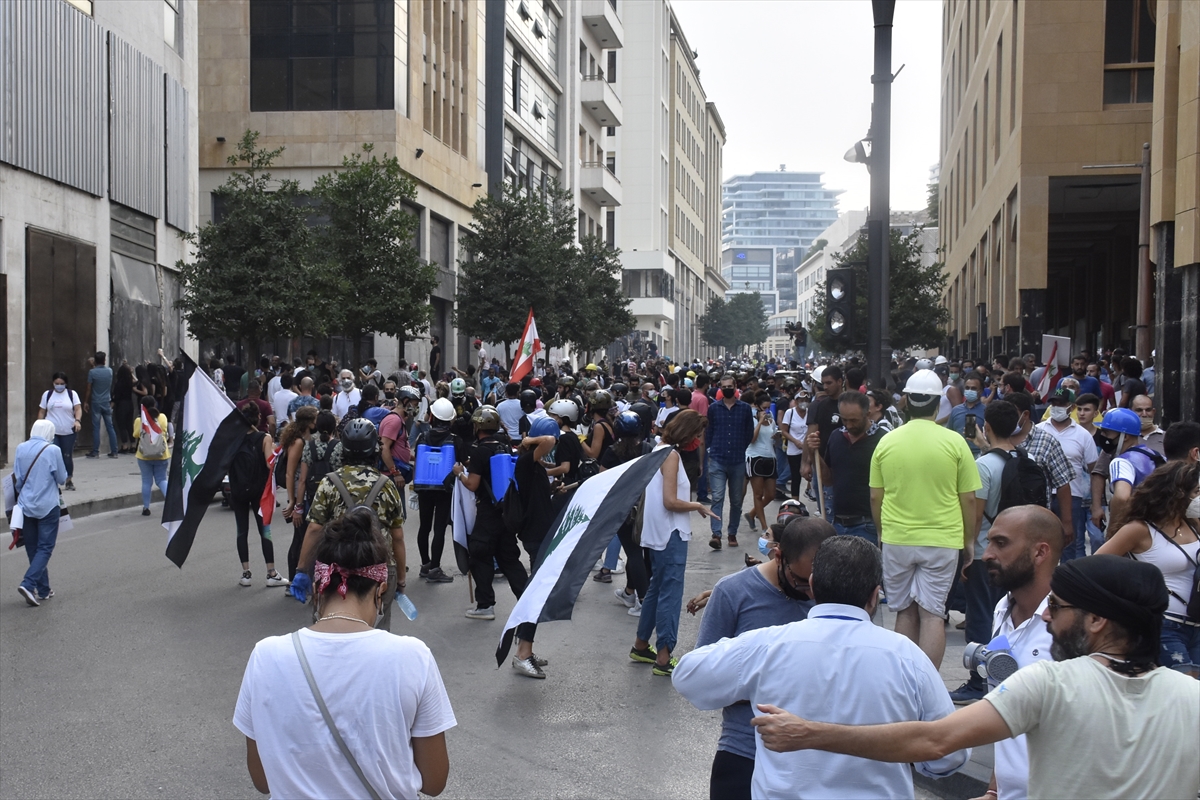 Lübnan'da Macron'a protestolu karşılama