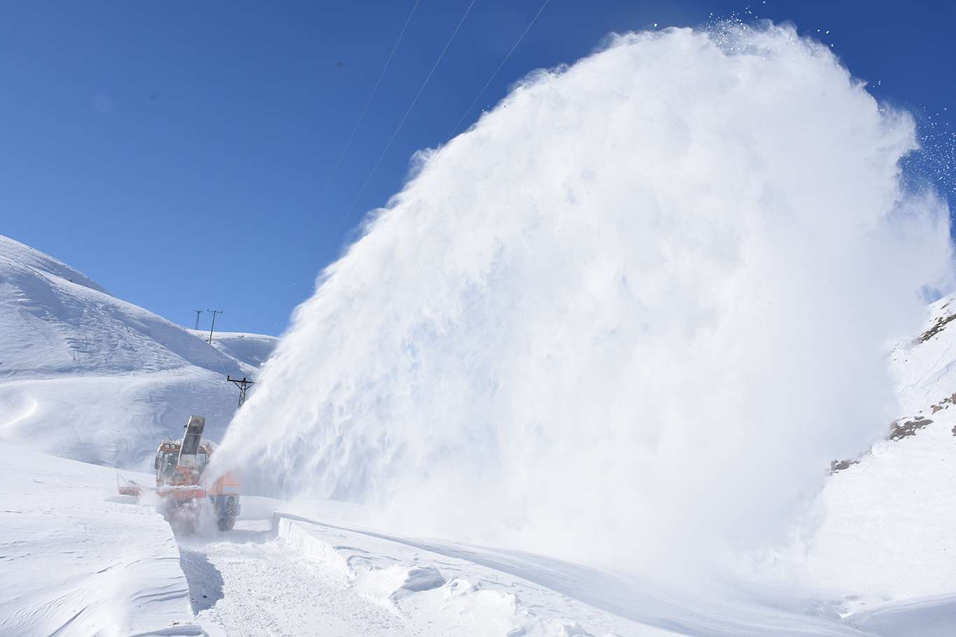 Bitlis'te kapanan köy yollarının açılması için yoğun mesai harcanıyor