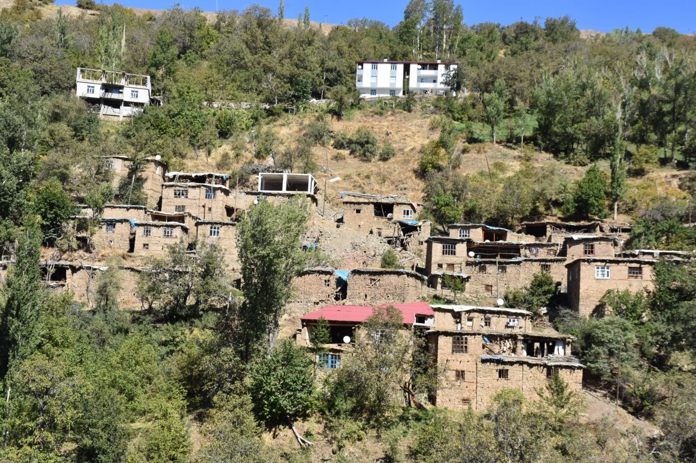 bitliste-yolu-olmayan-45-hanelik-koyde-hastalar-yaslilar-gebeler-at-sirtinda-tasiniyor-cc323283