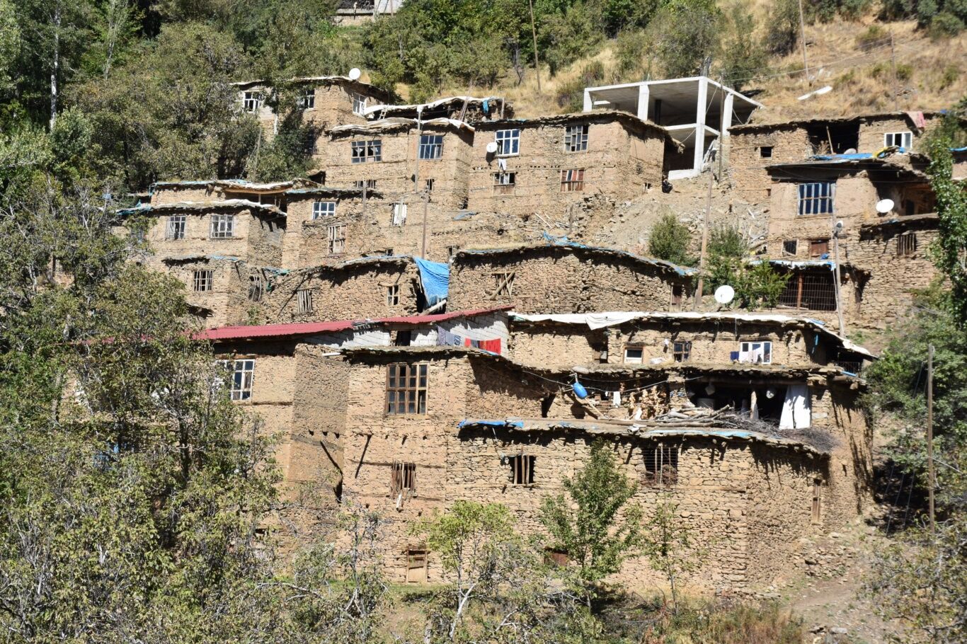 bitliste-yolu-olmayan-45-hanelik-koyde-hastalar-yaslilar-gebeler-at-sirtinda-tasiniyor-7d7ef21b