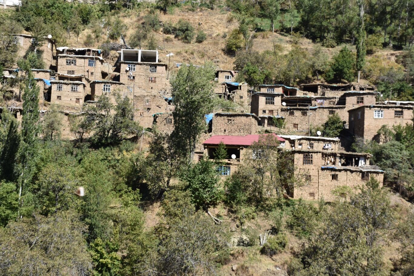 bitliste-yolu-olmayan-45-hanelik-koyde-hastalar-yaslilar-gebeler-at-sirtinda-tasiniyor-051d8dc0