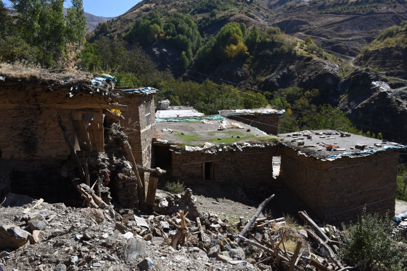 bitliste-yolu-olmayan-45-hanelik-koyde-hastalar-yaslilar-gebeler-at-sirtinda-tasiniyor-6f57c1a8