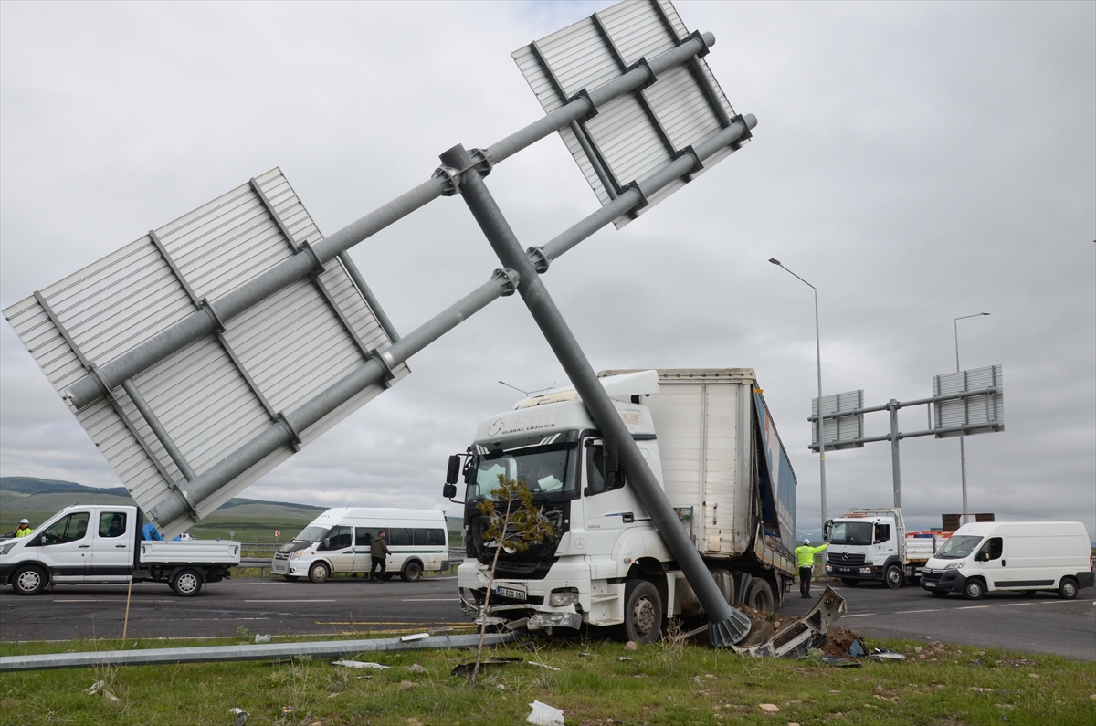 Aa 20250515 37959667 37959662 Karsta Otomobil Ile Tirin Carpistigi Kazada 1 Kisi Oldu 3 Kisi Yaralandi (1)