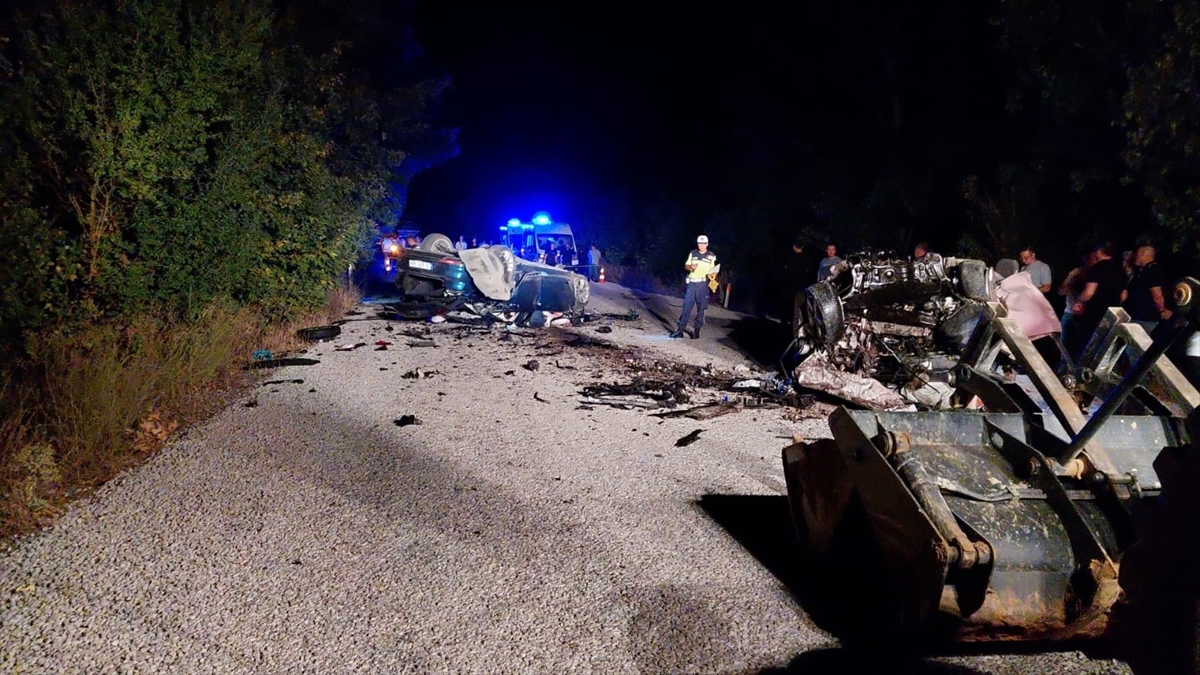 A A 20250813 38823283 38823282 C A N A K K A L E D E I K I O T O M O B I L I N C A R P I S T I G I K A Z A D A 6 K I S I H A Y A T I N I K A Y B E T T I