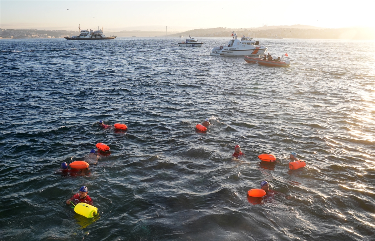 A A 20250924 39208633 39208627 I S T A N B U L D A Y U Z U C U L E R G A Z Z E Y E D E S T E K I C I N S A R A Y B U R N U N D A N D E M O K R A S I V E O Z G U R L U K L E R A D A S I N A K U L A C A T T I