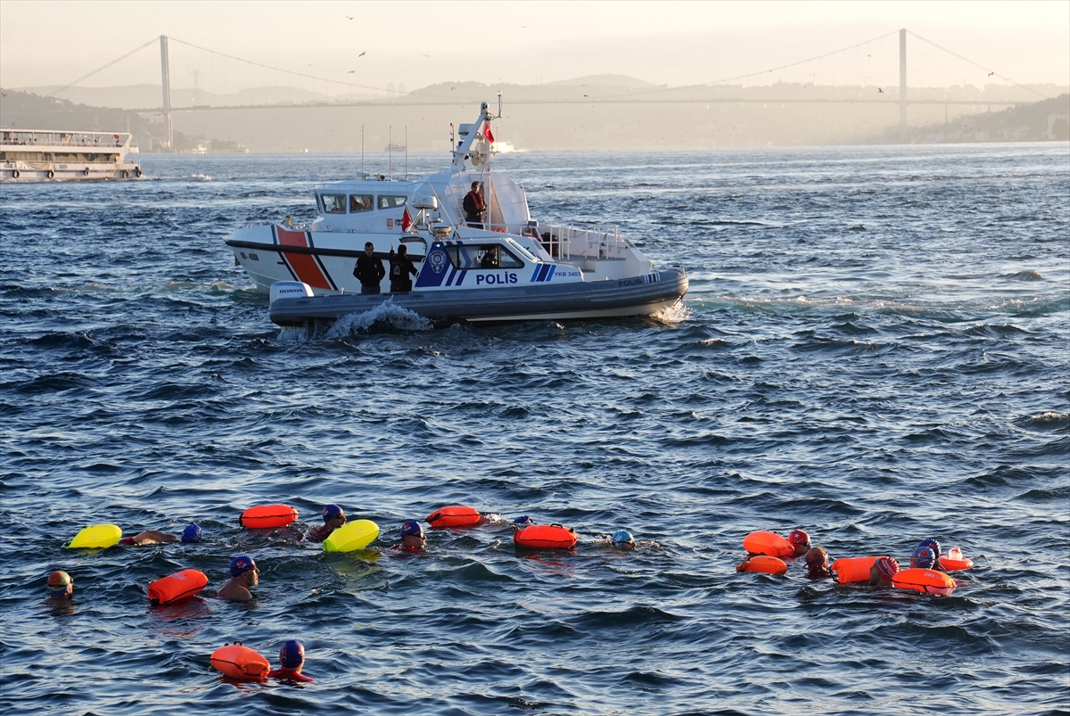 A A 20250924 39208633 39208631 I S T A N B U L D A Y U Z U C U L E R G A Z Z E Y E D E S T E K I C I N S A R A Y B U R N U N D A N D E M O K R A S I V E O Z G U R L U K L E R A D A S I N A K U L A C A T T I