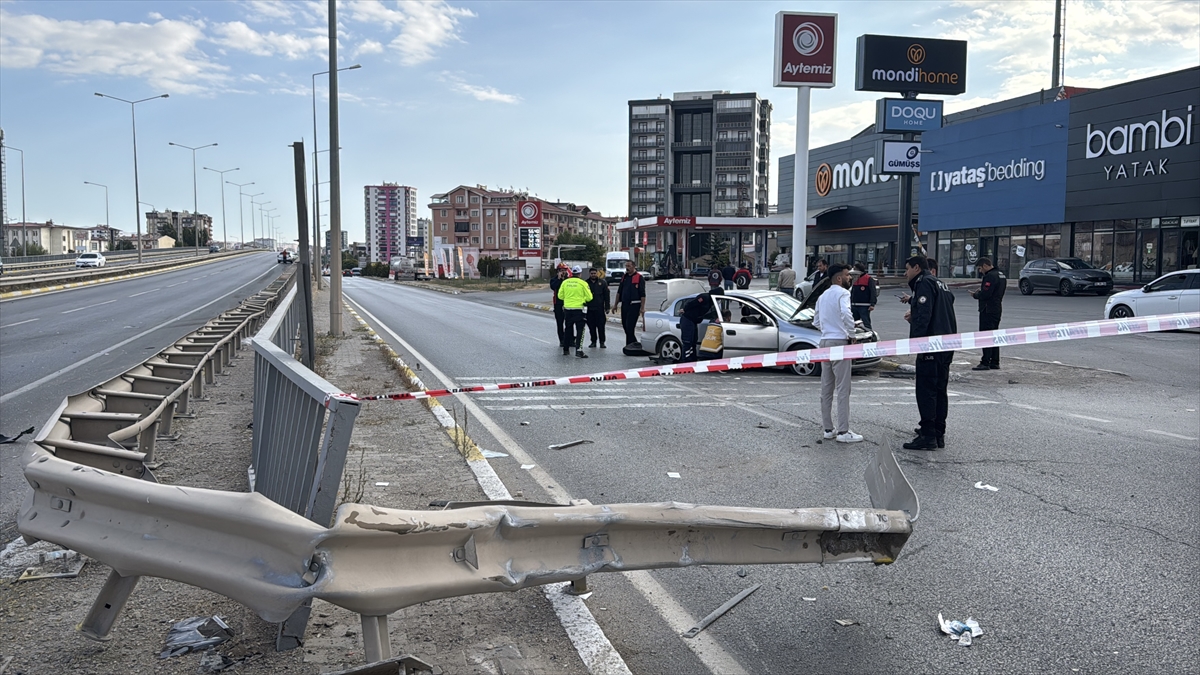 A A 20250928 39247135 39247132 S I V A S T A I K I O T O M O B I L I N C A R P I S T I G I K A Z A D A 1 K I S I O L D U 3 K I S I Y A R A L A N D I