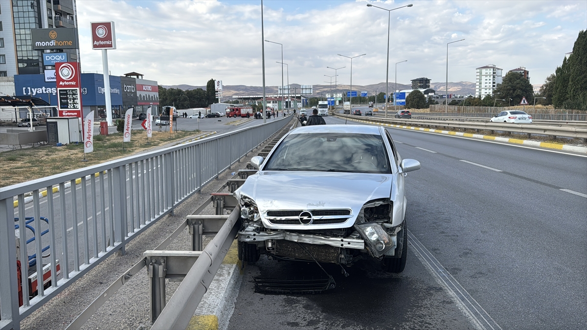 A A 20250928 39247135 39247133 S I V A S T A I K I O T O M O B I L I N C A R P I S T I G I K A Z A D A 1 K I S I O L D U 3 K I S I Y A R A L A N D I