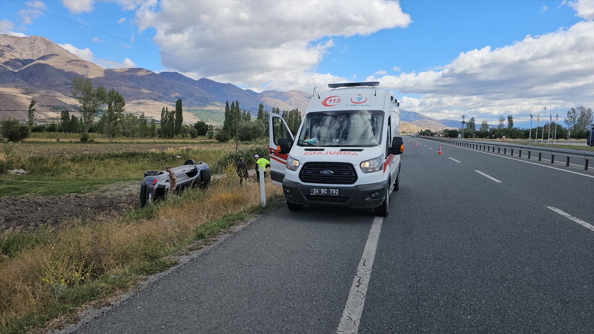Aa 20250921 39184425 39184423 Erzincanda Takla Atan Otomobilde Sikisanlari Saglik Ve Polis Ekipleri Kurtardi (1)