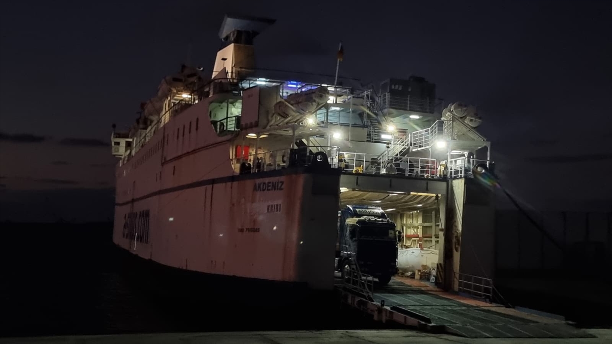 A A 20251018 39452478 39452463 T U R K I Y E N I N 25 I N S A N I Y A R D I M T I R I G A Z Z E I C I N R E F A H S I N I R K A P I S I N A H A R E K E T E T T I