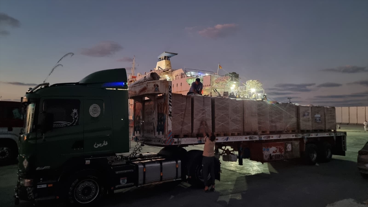 A A 20251018 39452478 39452465 T U R K I Y E N I N 25 I N S A N I Y A R D I M T I R I G A Z Z E I C I N R E F A H S I N I R K A P I S I N A H A R E K E T E T T I