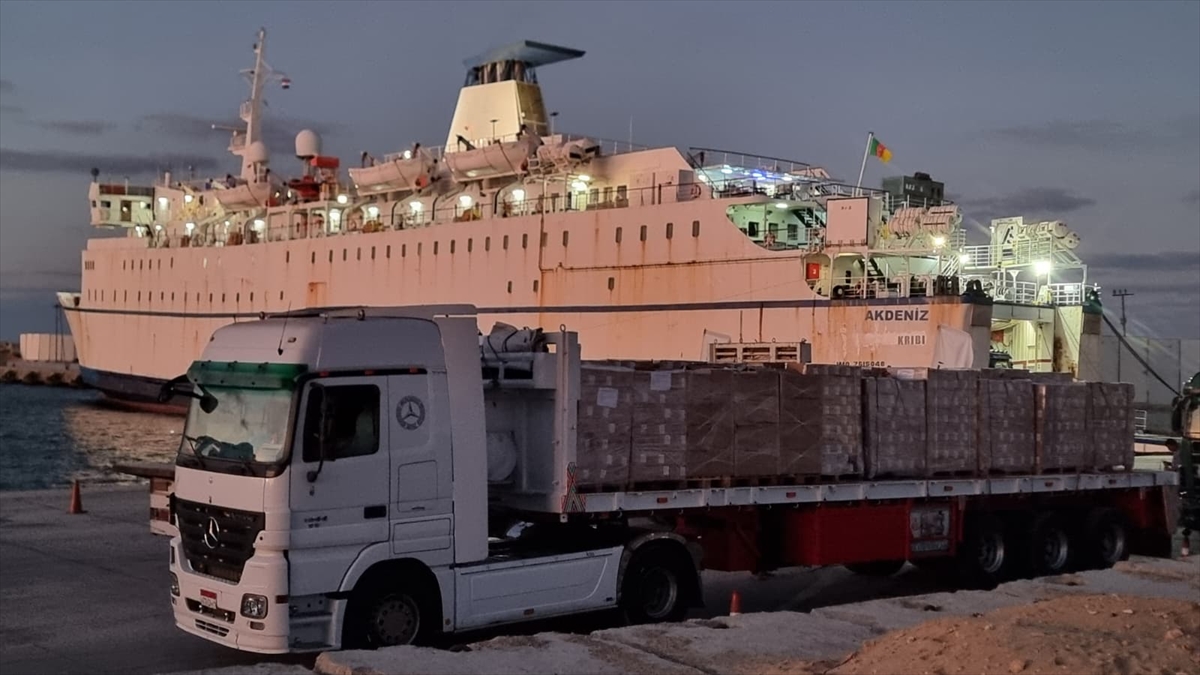 A A 20251018 39452478 39452467 T U R K I Y E N I N 25 I N S A N I Y A R D I M T I R I G A Z Z E I C I N R E F A H S I N I R K A P I S I N A H A R E K E T E T T I